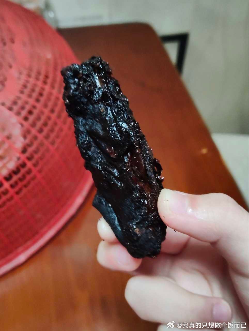 243朋友做的新年第一份烤鸡翅，小图看以为捏了一只蟑螂 ​​​