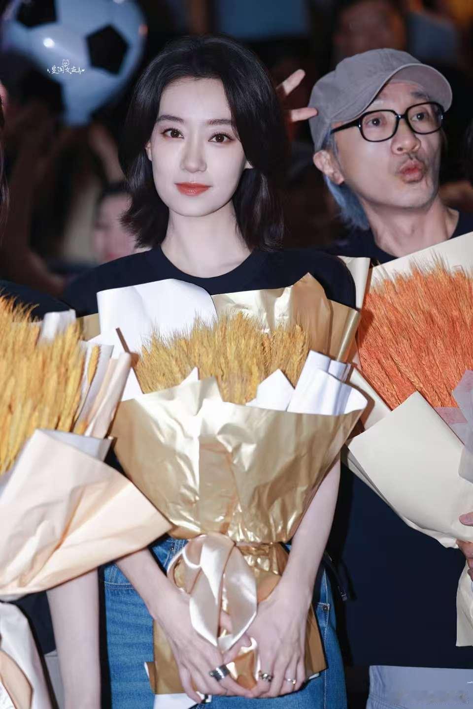 张小斐踢球庆祝女足票房破10亿所有人感受张小斐这个踢球张小斐踢球庆祝直接封神！从