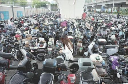 太好啦！深圳的电动自行车也要开始收费了。[赞]
每天2元，每月就是60元，一年停