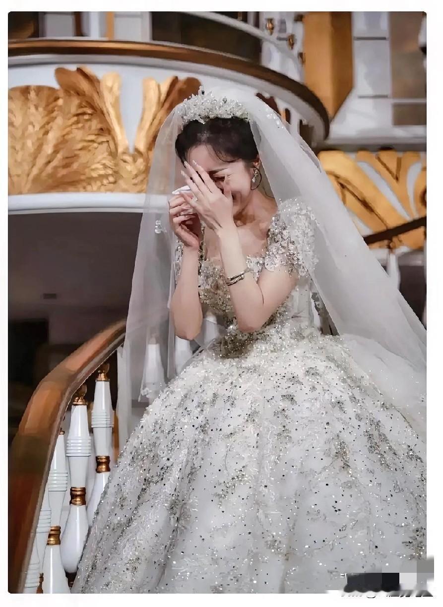 有个小同事要结婚了，
婆家主动说彩礼给8万8，
可姑娘却说不行，只要8千8，因为