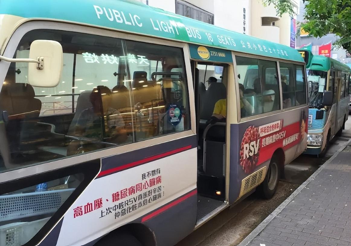 “太冲动了！”7月8日，香港，一女保安坐小巴时，不小心踩到了女保洁的脚，女保洁直
