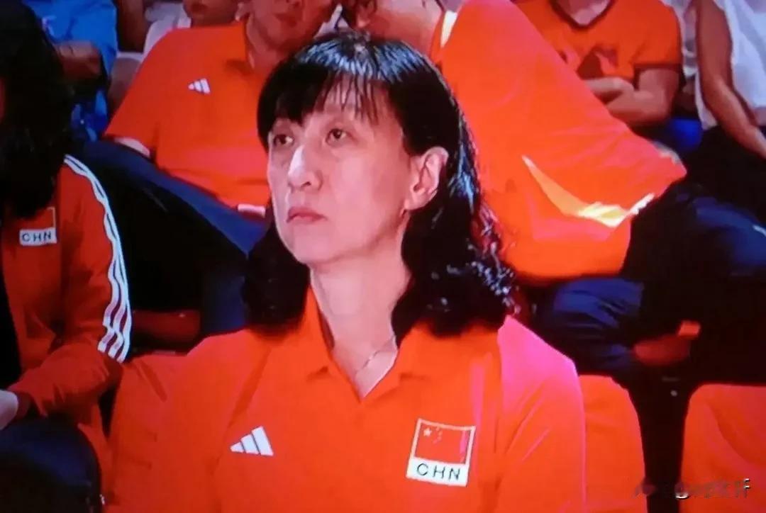 中国女排世锦赛首战对阵墨西哥，胶着战局中，排管中心主任赖亚文全程静坐观赛、一言不