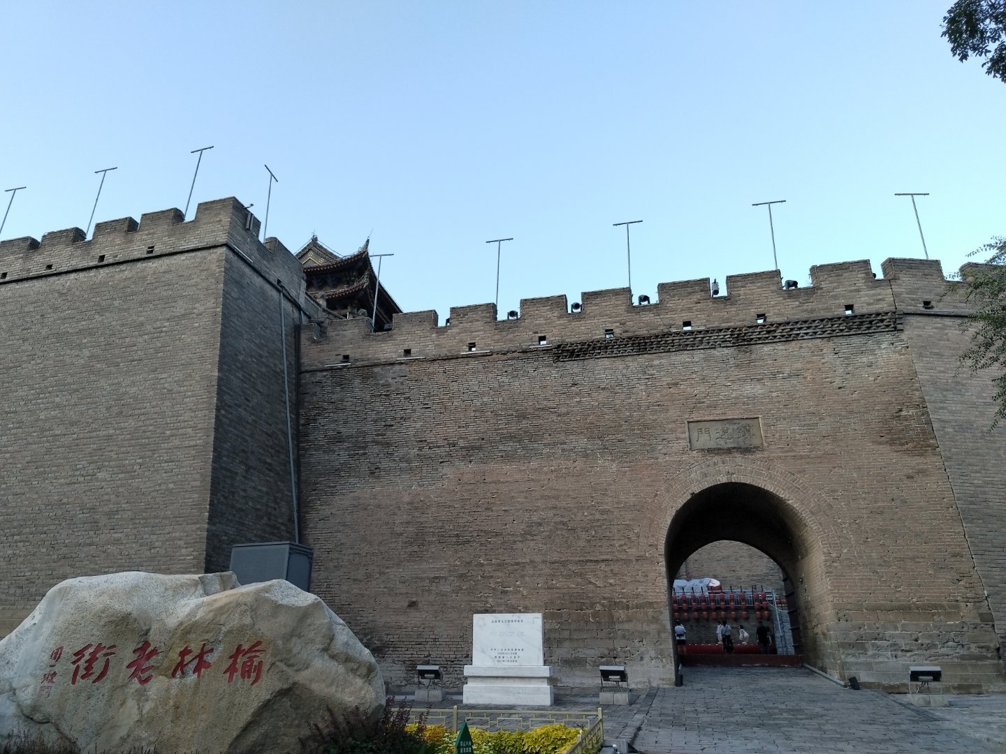 漫步在榆林老街，青砖灰瓦、老楼深巷，恍如隔世。陕西旅游榆林  ​​​