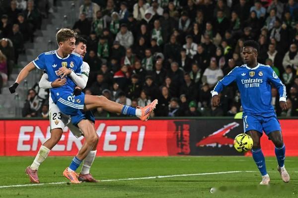 【胡伊森伤势未愈，皇马西超杯出战仍成疑】皇家马德里将在周日的西甲联赛中主场迎战皇