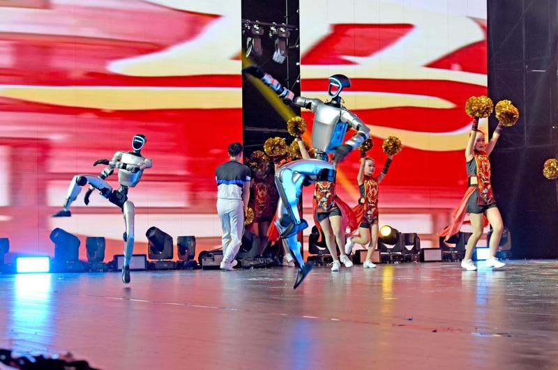 到了2026年春晚，机器人在《武BOT》节目中与真人共舞，完成后空翻、倒退跨越障