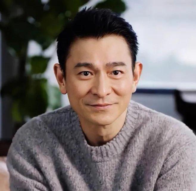 这天，刘德华在深圳举办演唱会，有记者向他提问票价是否真的高达万元。面对这样的质疑