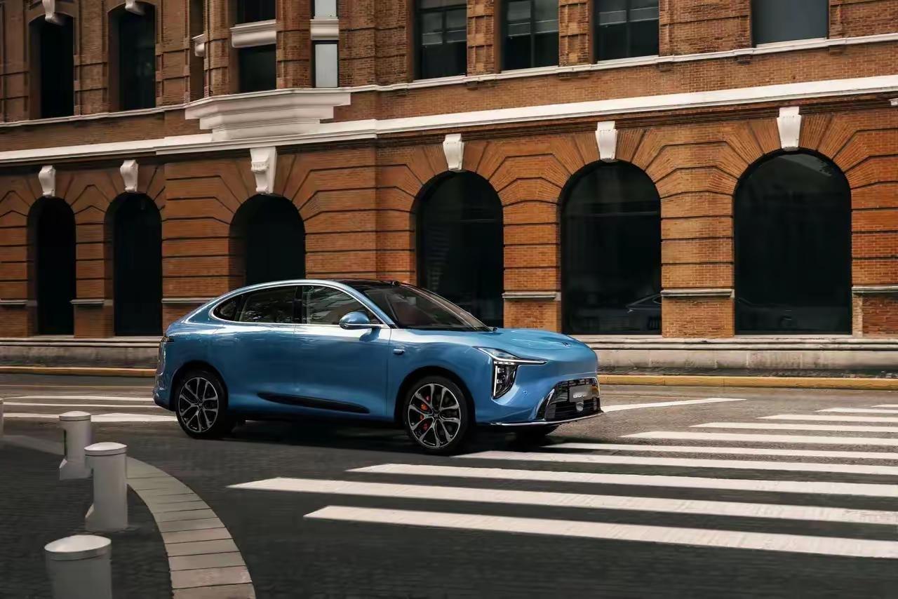 智己LS9技术上的突破，直接解决了大车“难开，难停”的痛点，让车主既能享受到大空