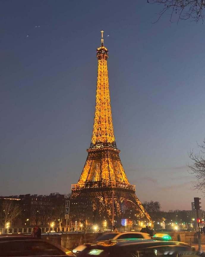 金智秀姜涩琪巴黎约会金智秀姜涩琪巴黎甜蜜约饭，同框合照超有爱，这友谊我粉定了！金