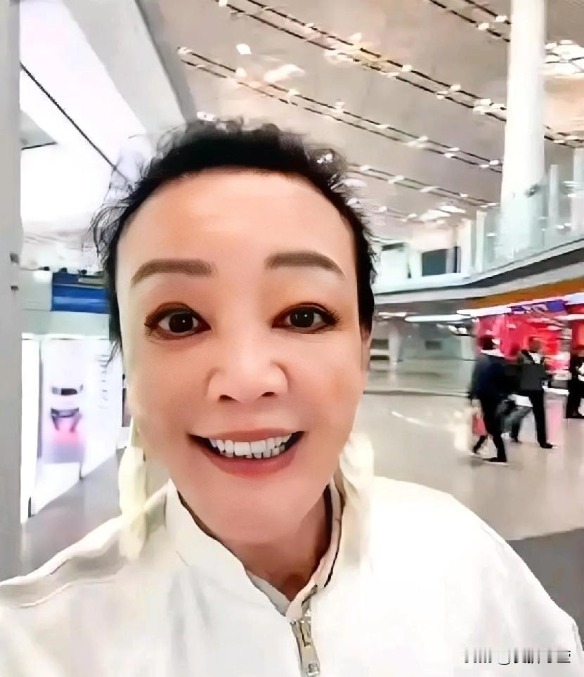 刚下飞机就被孙子整破防！
 
67岁张兰刚落地台北机场，不到十岁的箖箖立马冲上来