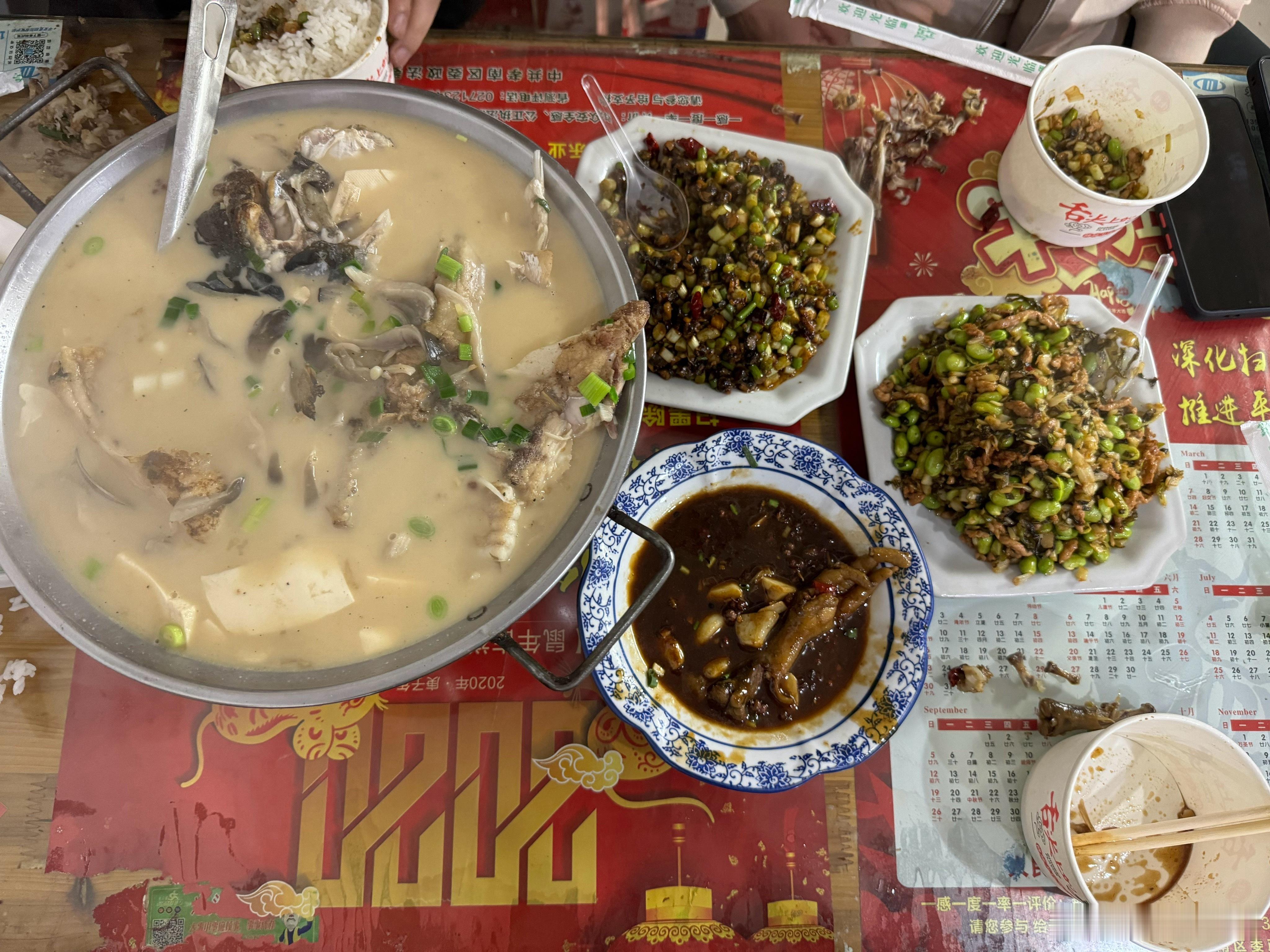 晚上跟我大哥苍蝇小馆搓一顿四个菜 两瓶饮料🥤195元 孝感消费也不低