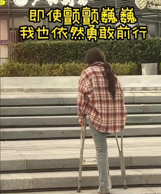 那个被父母抛弃的癌症女孩，独自签下5次手术同意书后，在合肥街头摆摊卖起了手工玩偶