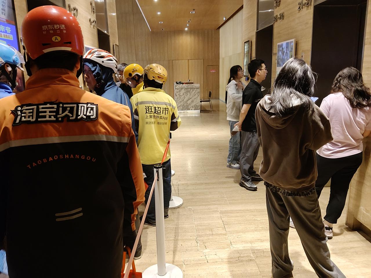 午高峰25层的大厦送个餐，只能走一个电梯，其他电梯为内部员工使用，等电梯火急火燎