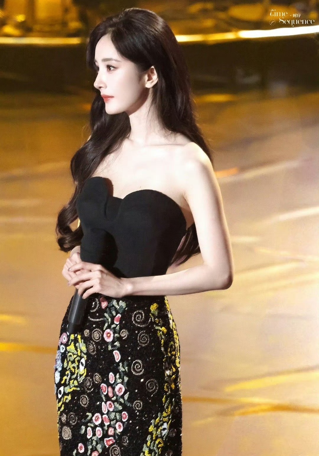 杨幂没走红毯嘻嘻，杨幂没走红毯是因为带着宁绣绣在中国视听之夜大放异彩[yeah]