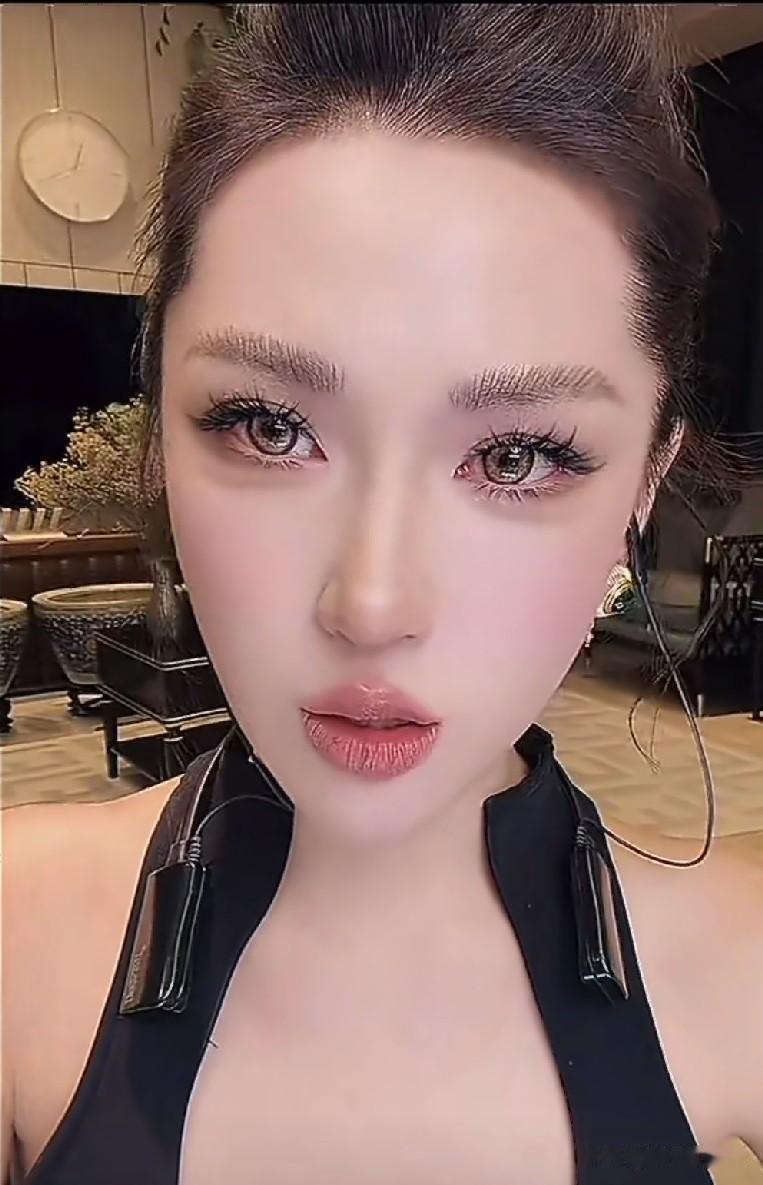 “贪心不足蛇吞象”！千万粉丝女网红遭剪辑博主威胁，不给钱就变黑粉！
 
网红圈真