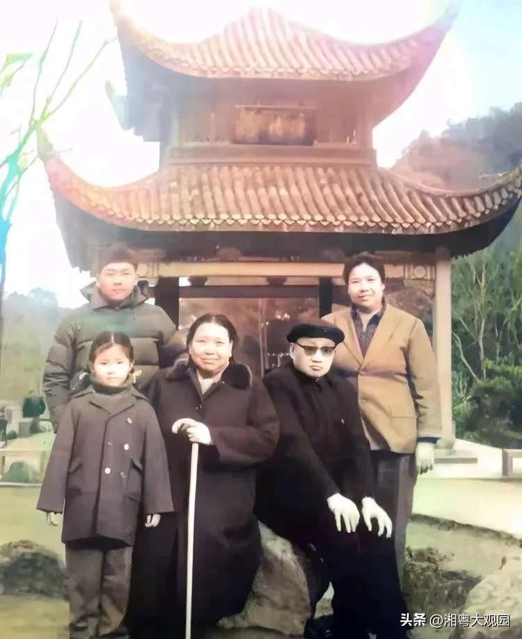 80年代，毛岸青一家人在长沙爱晚亭拍了这张珍贵的照片。知道照片上那个小女孩是谁吗