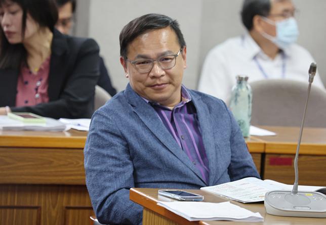 台湾人公然反华！被讽为“靠背哥”的“台独”顽固分子王义川又来作妖，他居然在办公室