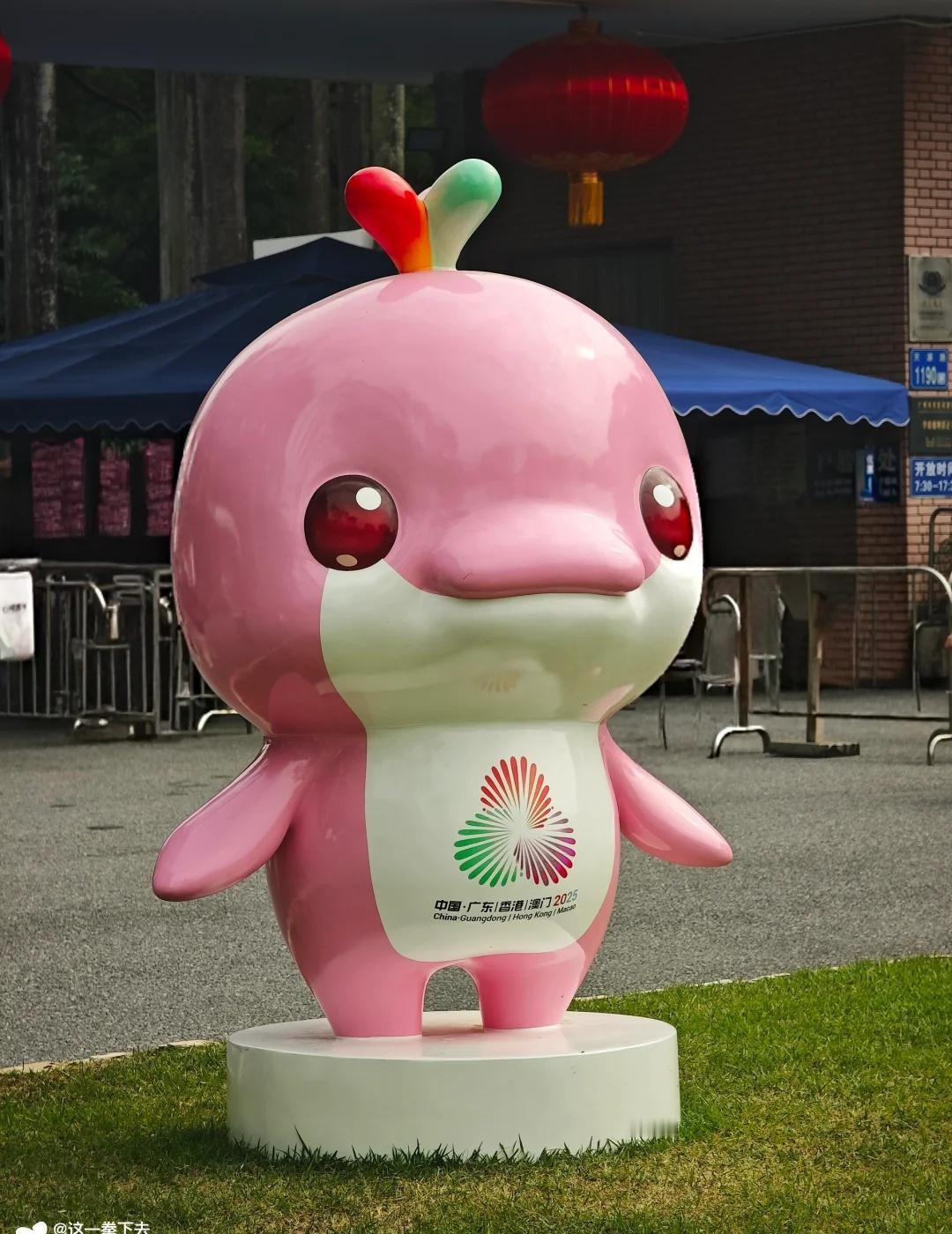 广州到处都是全运会的痕迹
广州道路两旁、红绿灯灯位、过街天桥等地方到处都是这两只