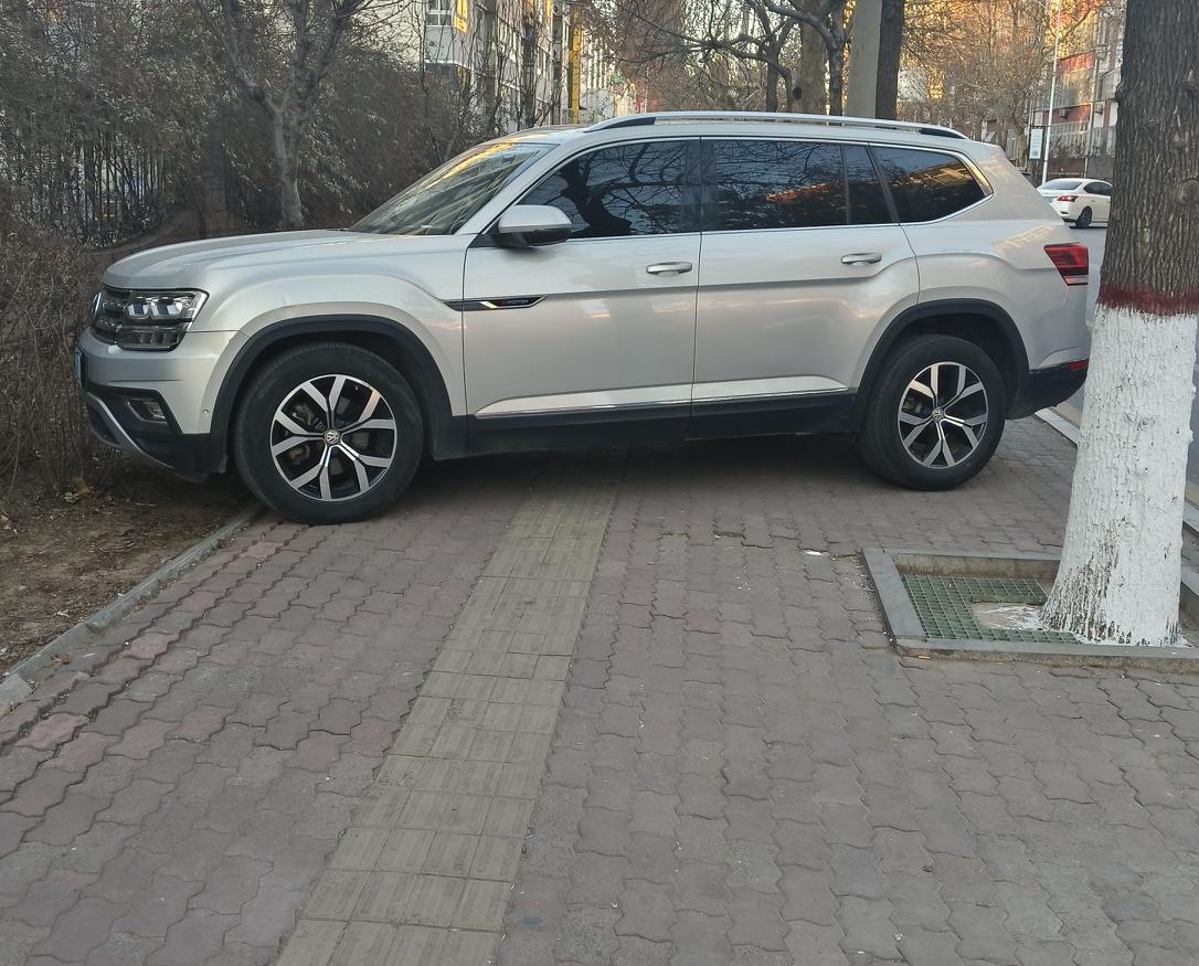 对于这种堵路的车，到底要用什么办法让他知道错了呢！报警根本不管用，还有什么办法呢