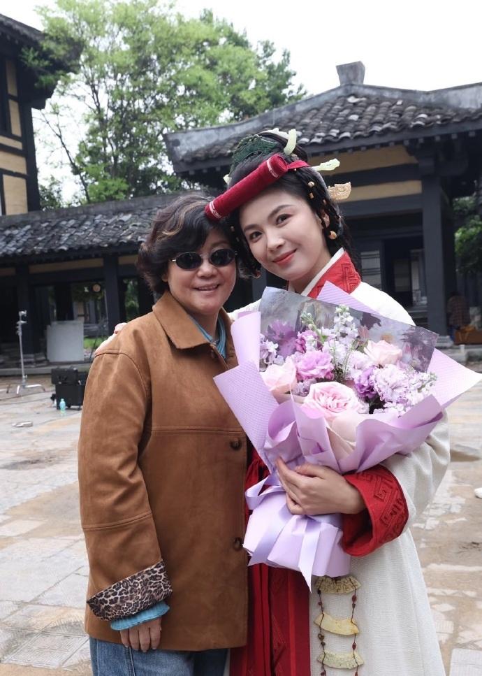 最近刘涛在录制新剧的时候搭配的很有特色，看上去也十分的靓丽，还别有一番风韵。
