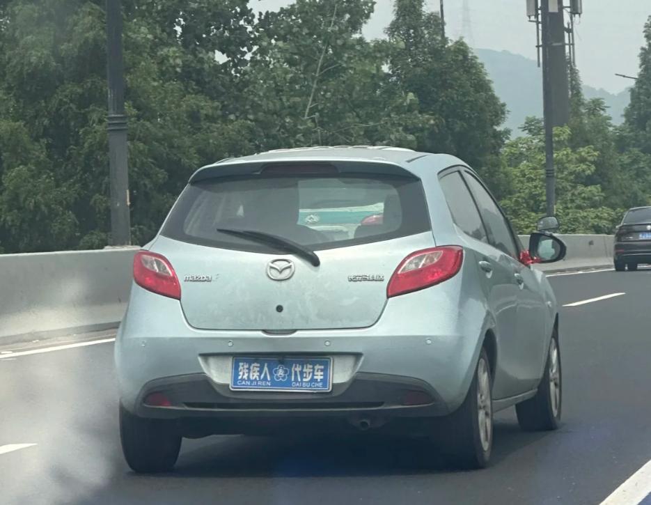 温州瓯海大道上奇葩多！全是

瓯海大道作为温州东西向交通大动脉，是无数市民日常通
