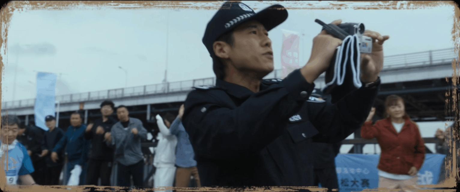 低智商犯罪 喜剧 《低智商犯罪》以独特的荒诞喜剧风格，巧妙融合悬疑元素，成功吸引