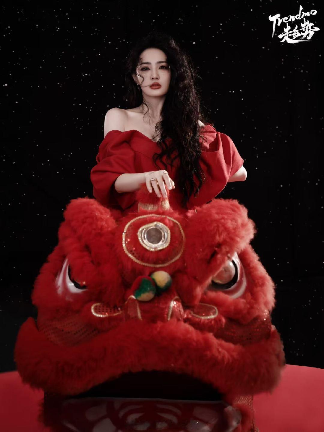 徐璐明艳羊毛卷造型  徐璐中国风新年大片 徐璐这次大片太绝了，港风靓女和民国才女