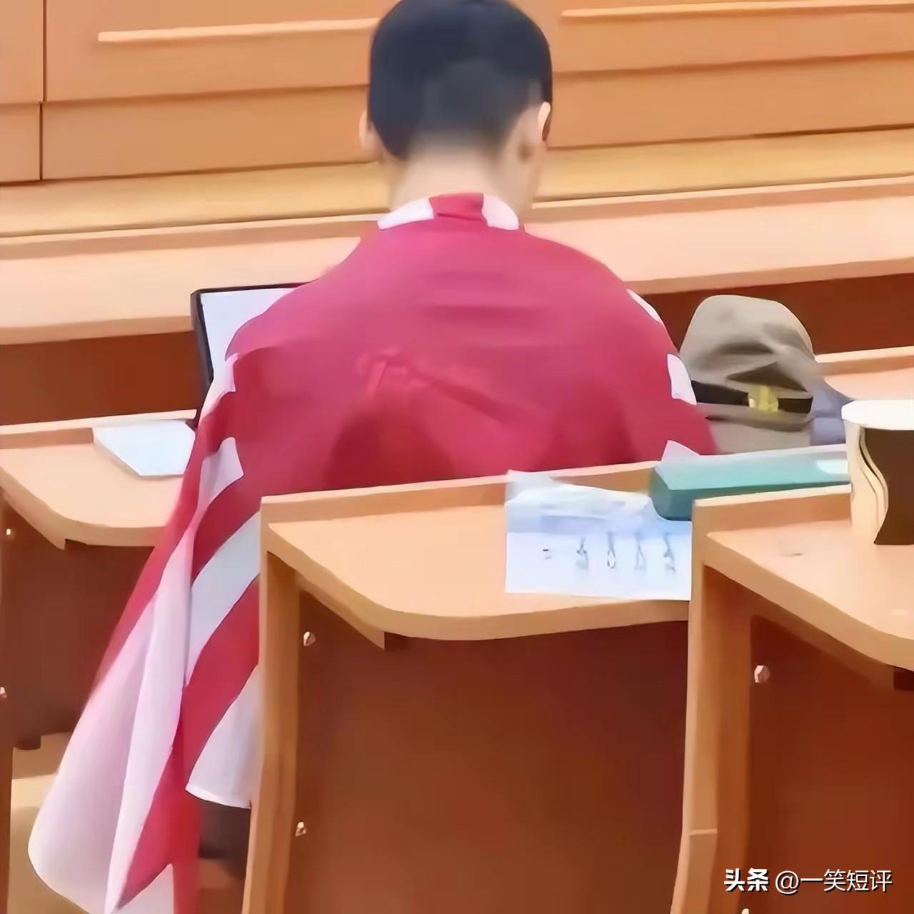 【披旗留学生事件，这才是真正该关注的】
很多人对他口诛笔伐，有扒他过往前科的，也