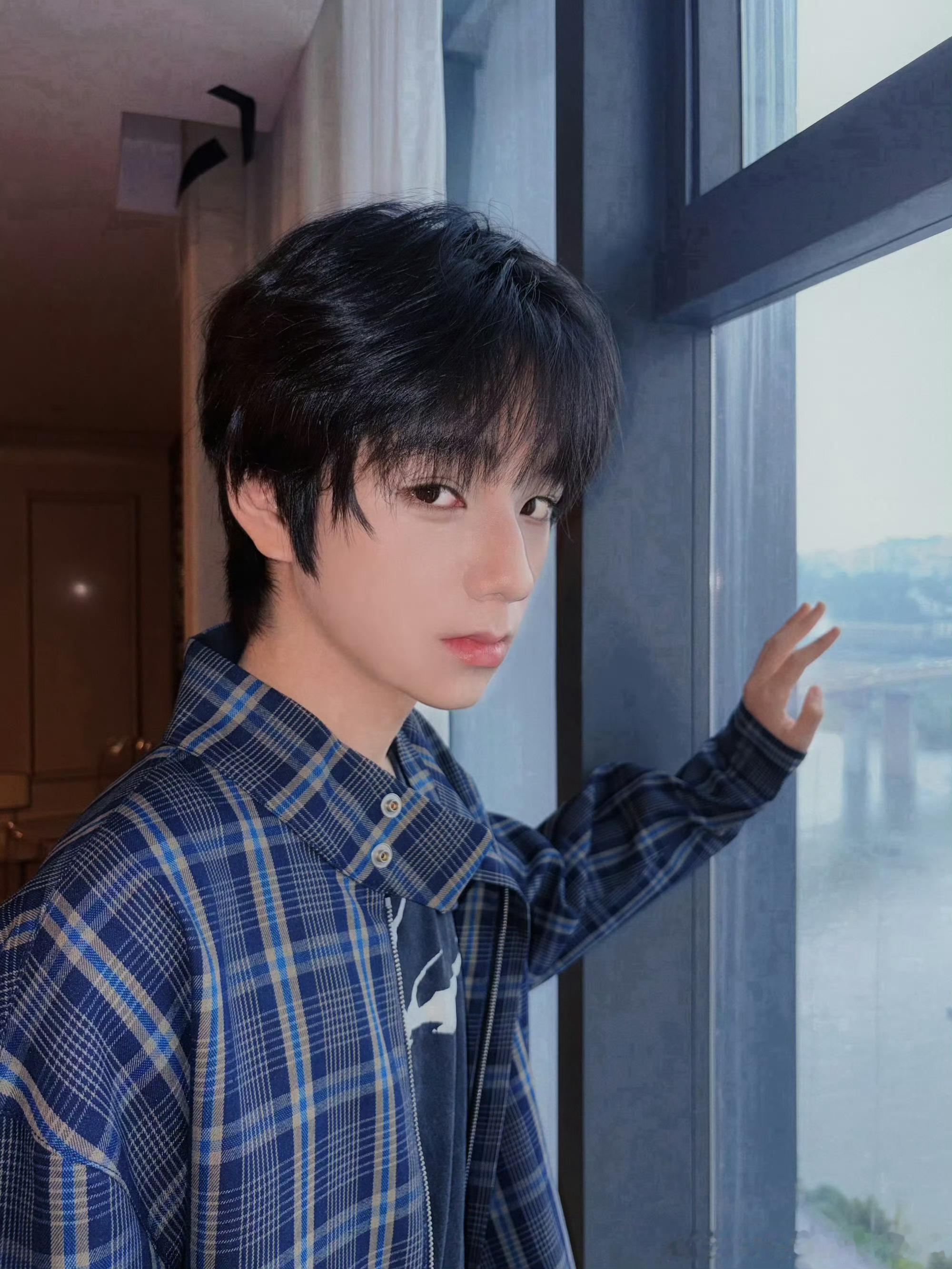 王橹杰最新营业🈶爱格子制度的一枚小男孩两颗红爱心收到了，每天都好心情吖 