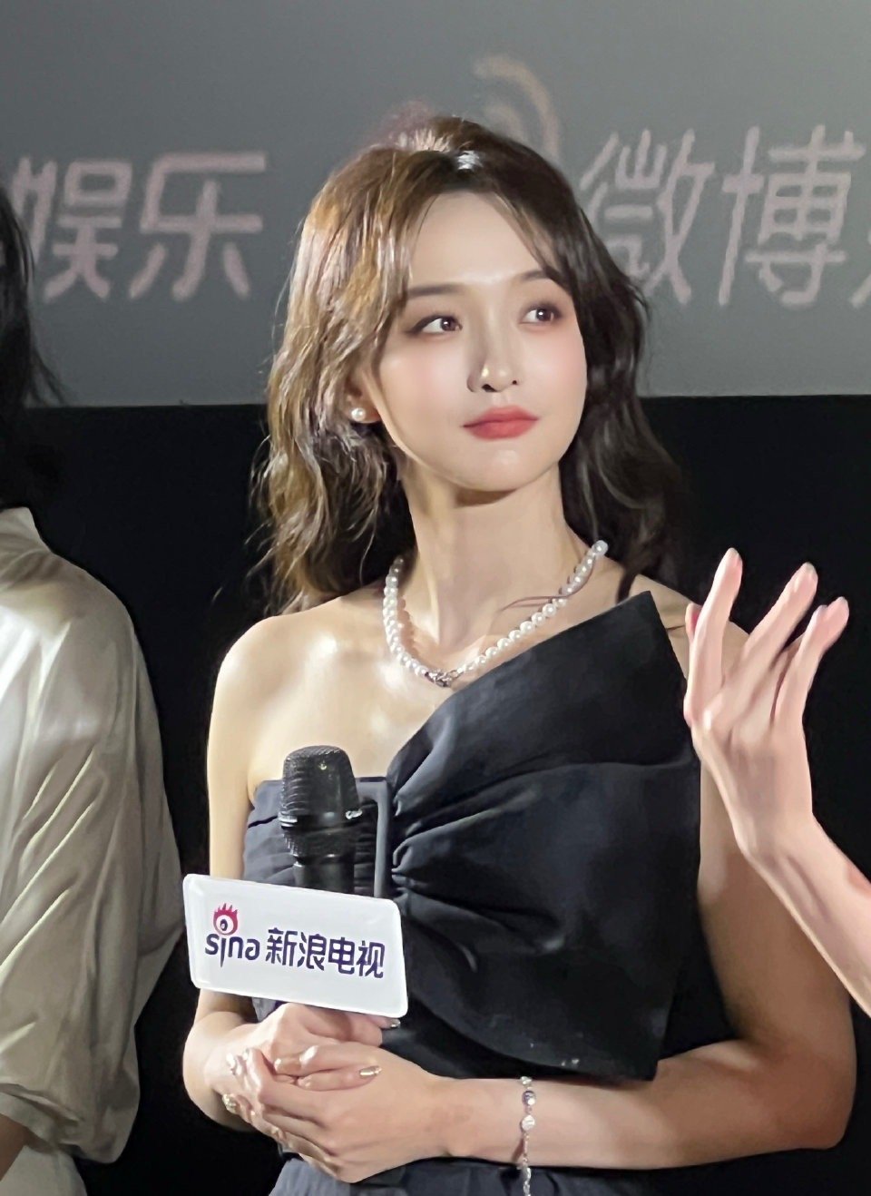 何泓姗雁回时大漏勺家人们谁懂！何泓姗在剧里饰演雁回，藏不住事儿，心里想啥全倒出来