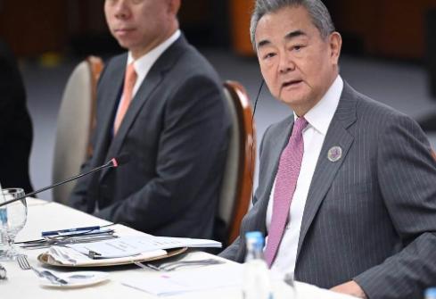 高规格接待中国。可以说，这一次中国在吉尔吉斯斯坦受到了热烈欢迎。
如果你最近关注