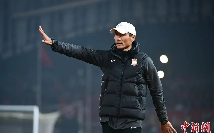 邵佳一上任了，国足换帅了。
不是请大牌，是自己人回来扛事儿。
他踢过德甲，带过U