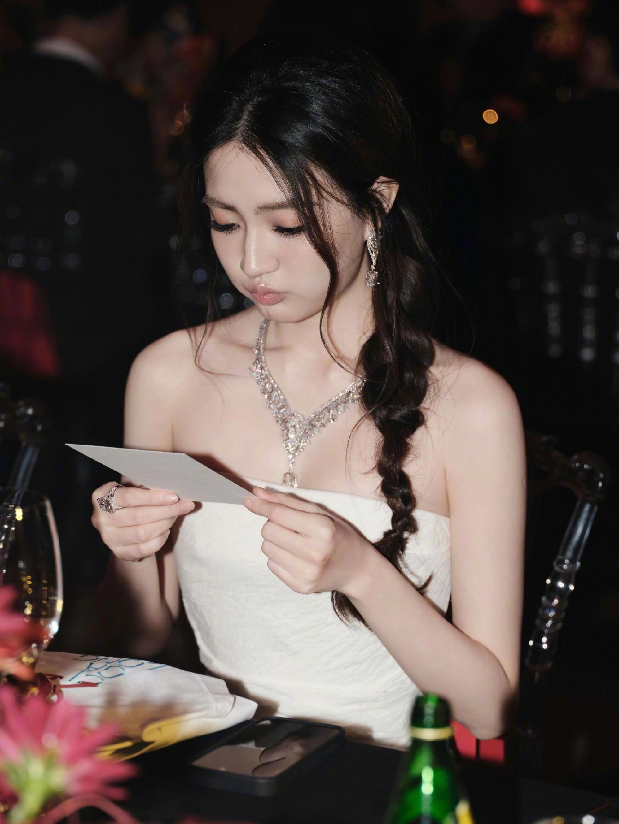 徐璐不愧是演甄嬛妹妹的 当年娇憨灵动的甄嬛妹妹，如今古装依旧娇俏甜妹感拉满，现代