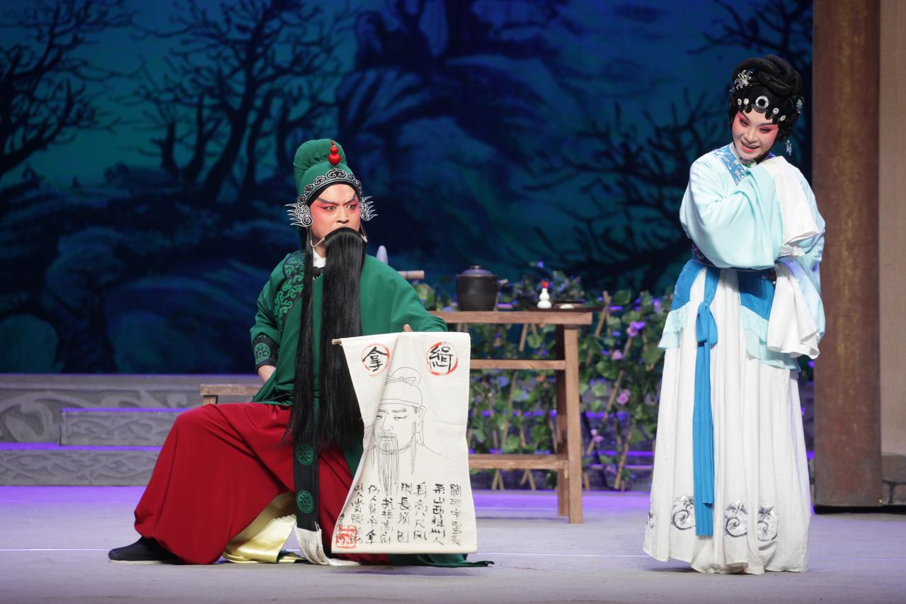 蝶恋花·观越调《关羽与胡金蝉》敬赠亚非姐
 
文/冰雪玉儿
越调铿锵萦魏阙。侠骨