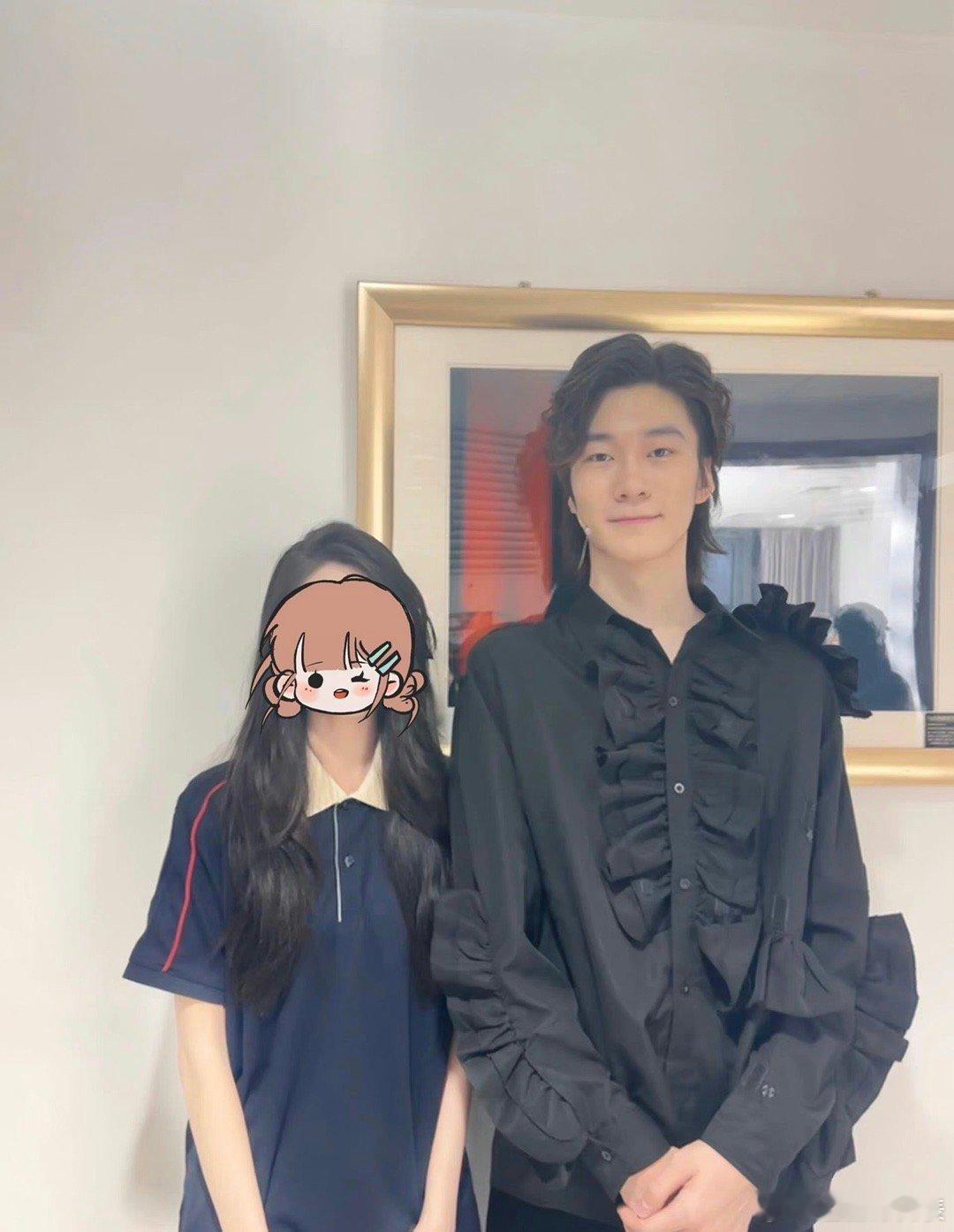 #网友偶遇张亮儿子张天天#网友偶遇张亮儿子张天天，小时候那个萌娃都长这么高了，和