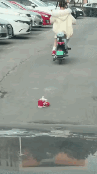 真想知道，是哪个驾校教出了这样司机？[捂脸][捂脸][捂脸][捂脸][捂脸][捂