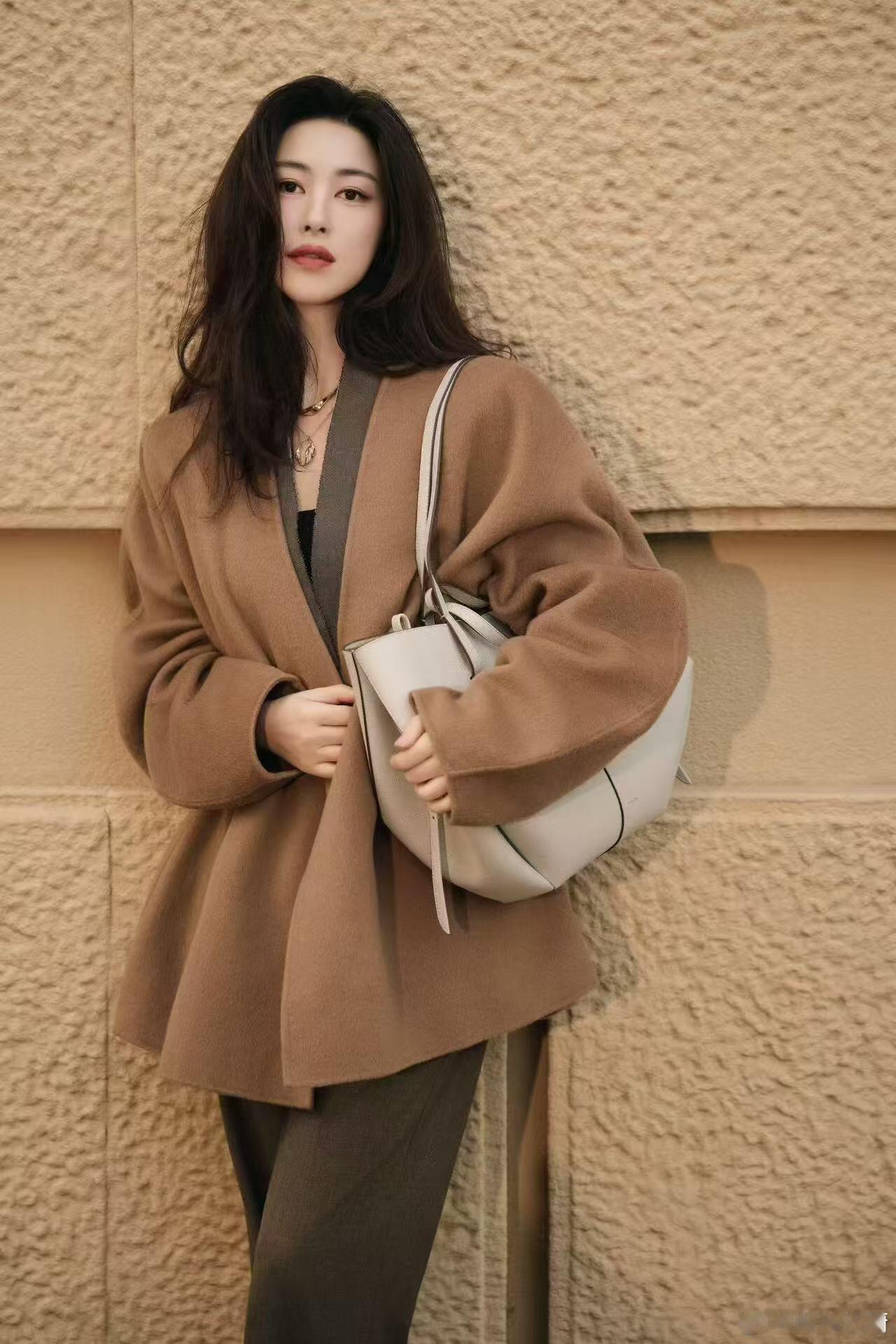 朱珠的老钱感真的太绝了！不是刻意堆砌的奢华，而是那种从骨子里透出来的松弛与优雅。