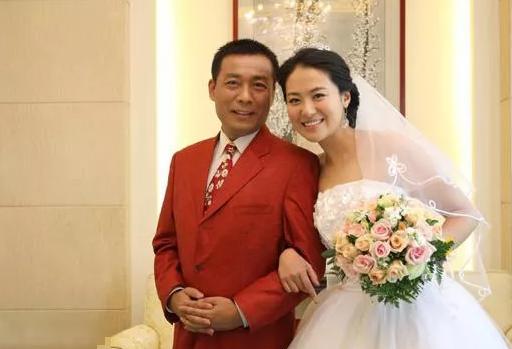 2010年，沈傲君怀孕6个多月时，外交官老公出差了，一天晚上有人敲门，她开门，是