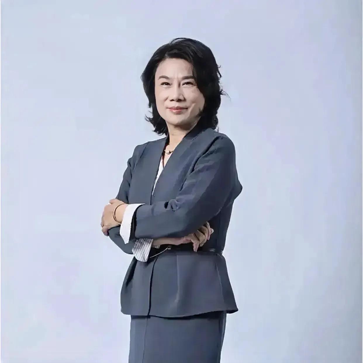 格力女员工不准留长发，要么盘起，要么剪掉。一次，主持人问董明珠:“为什么你规定公