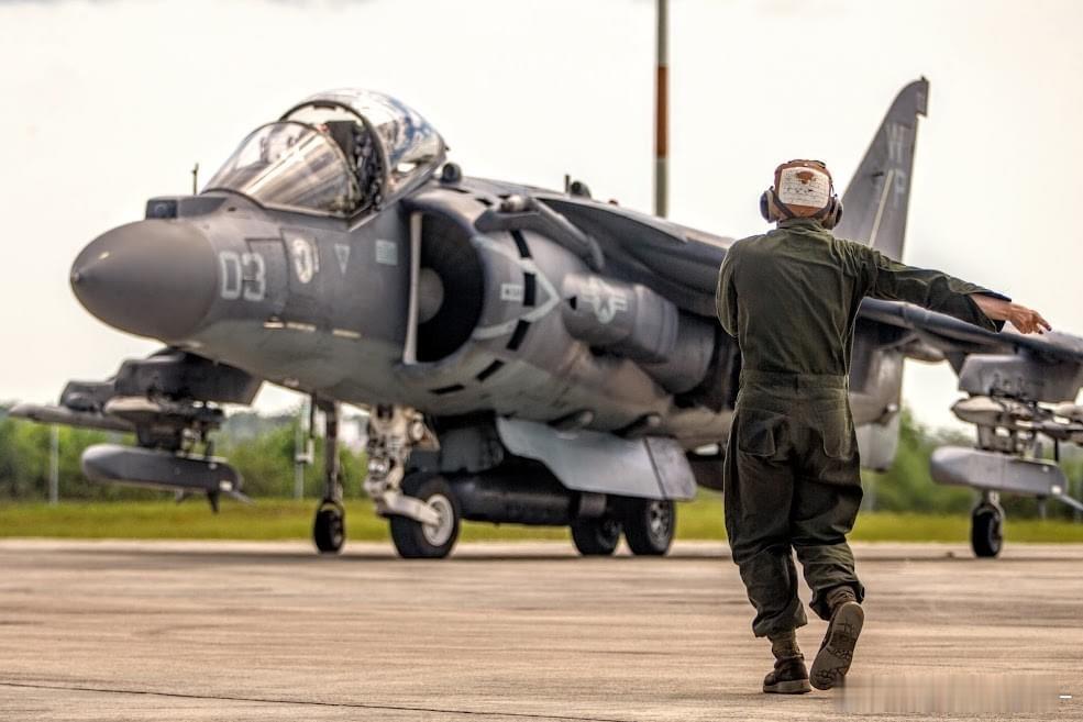 陆战队的AV8B，挂了AIM120和ADM141A空射战术诱饵。这种能垂直起降的