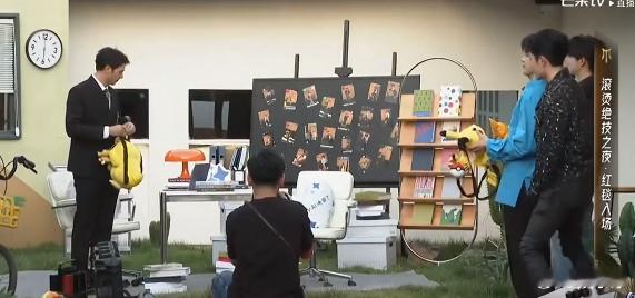 #凤小岳上班照梦回小时代宫洺# 试问又有谁能够不爱到这样的凤小岳？看到他的上班照