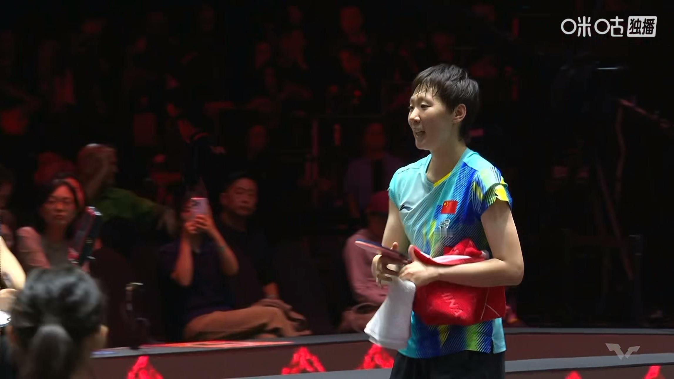 王曼昱3比1申裕斌(19-21，11-7，11-8，13-11)晋级WTT新加坡