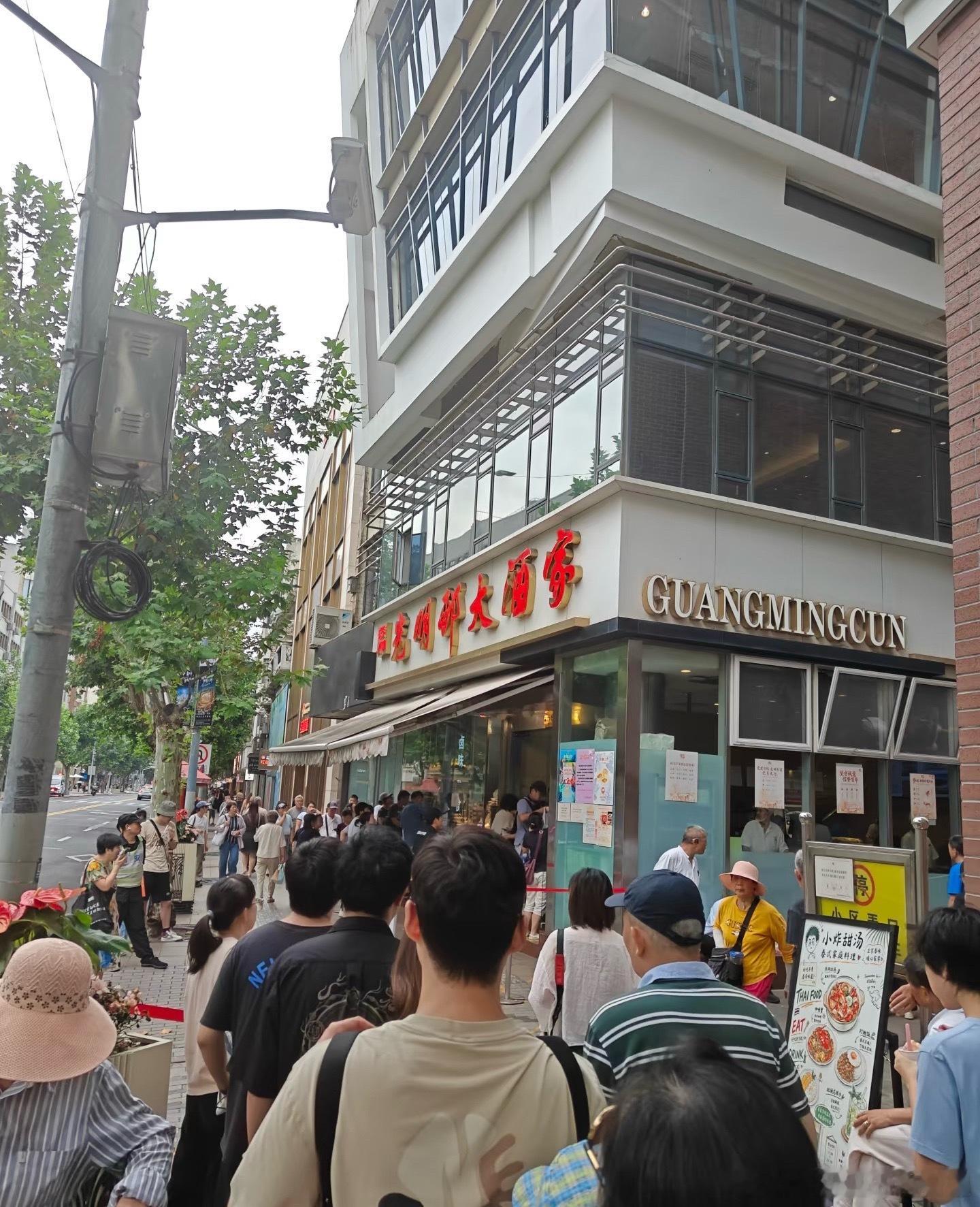 月饼 卖不动包装精美价格昂贵的月饼礼盒都是拿来送人的吧？现在送亲戚朋友吧人家怕三