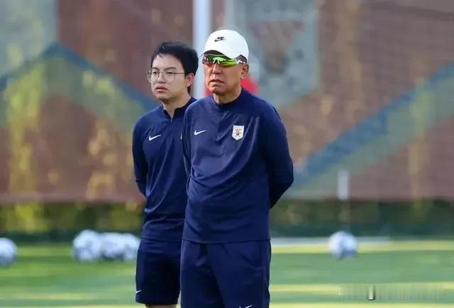 在确定泽卡和基本确定卡扎之后，之前大家都在讨论的亚外中场球员可能来不了了，老崔估