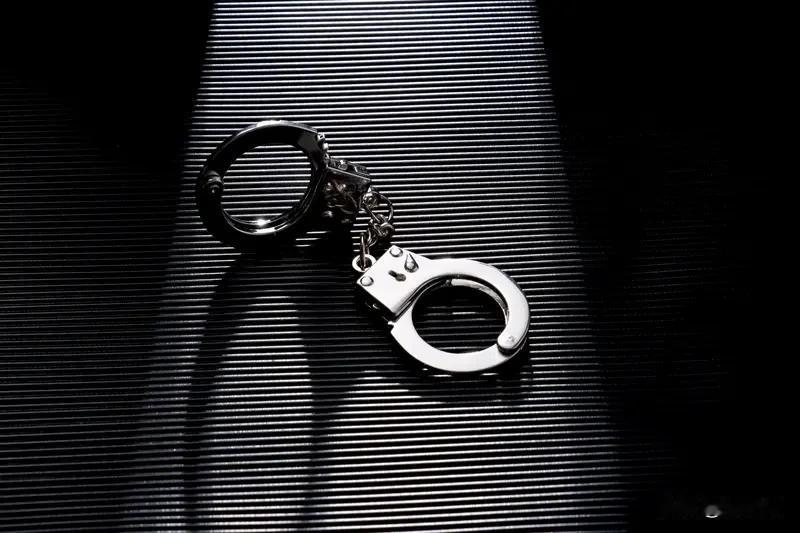 男子邀女子到家吃饭强抱对方被行拘 男子邀女子到家吃饭，还强抱人家，结果被行拘。6