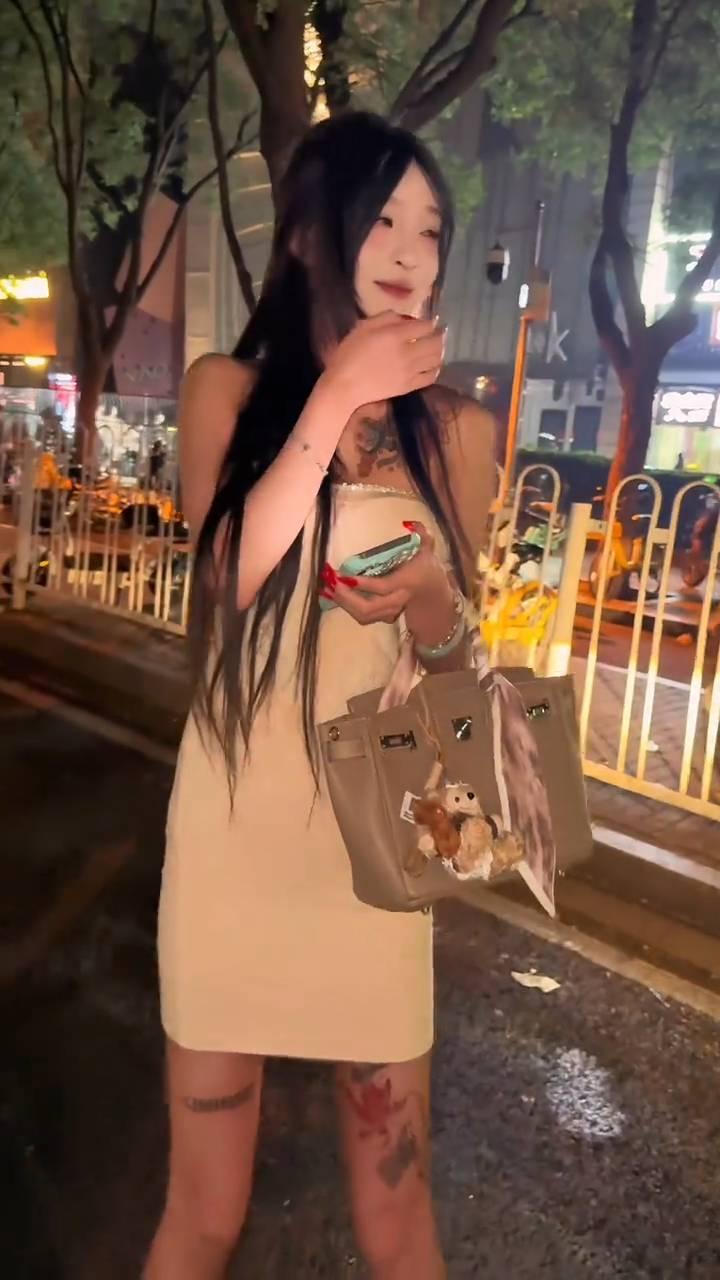 宝宝看一下镜头，漂亮，完美。
