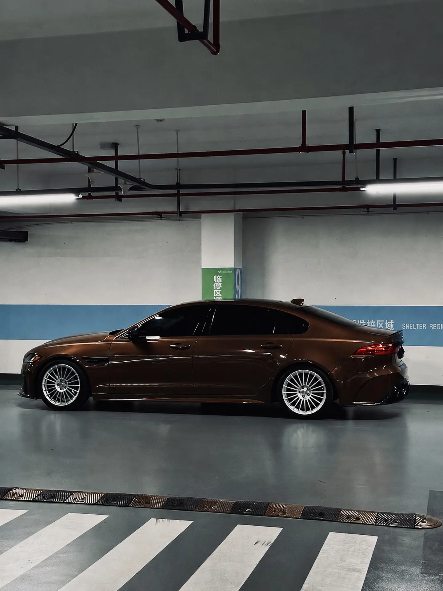 舒服的绞牙低趴姿态，JaguarXF.
