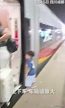 成都东站站台，乘警正在提醒乘客注意缝隙，谁料话音未落，一男童就掉入站台缝隙...