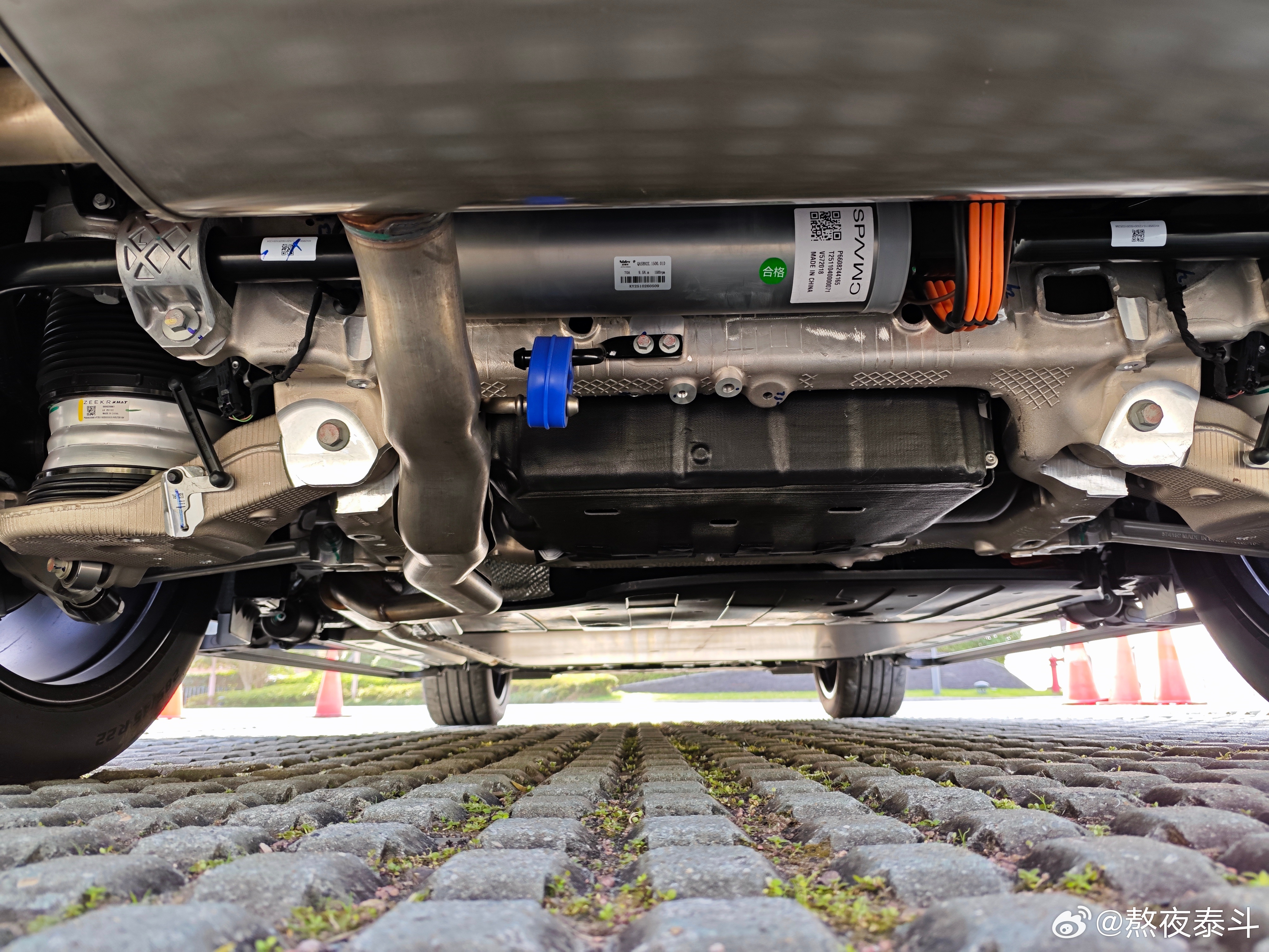 抄个底 看看极氪8X曜黑版 图1 和极氪9X Hyper版 图2 的后盘有什么不