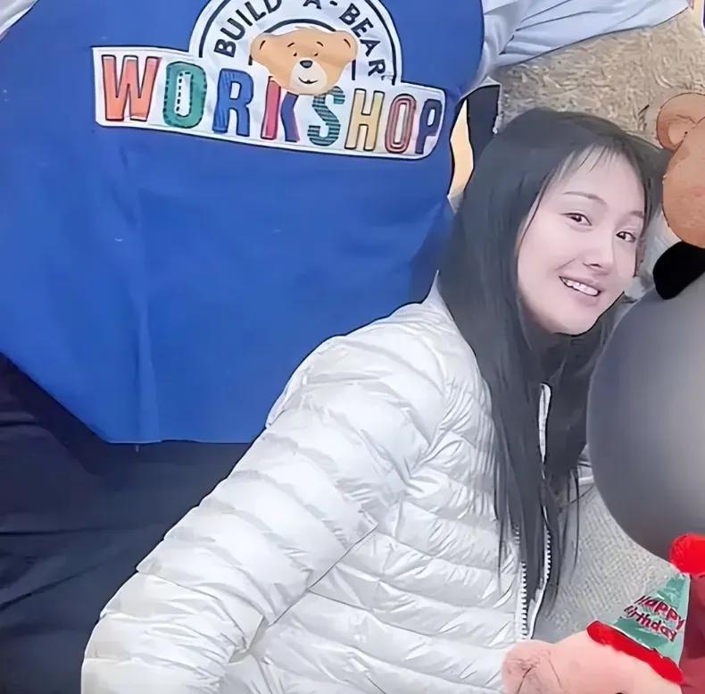郑爽，33岁，曾经的顶流小花，因争议行为和偷漏税问题在娱乐圈失去立足之地。她要求