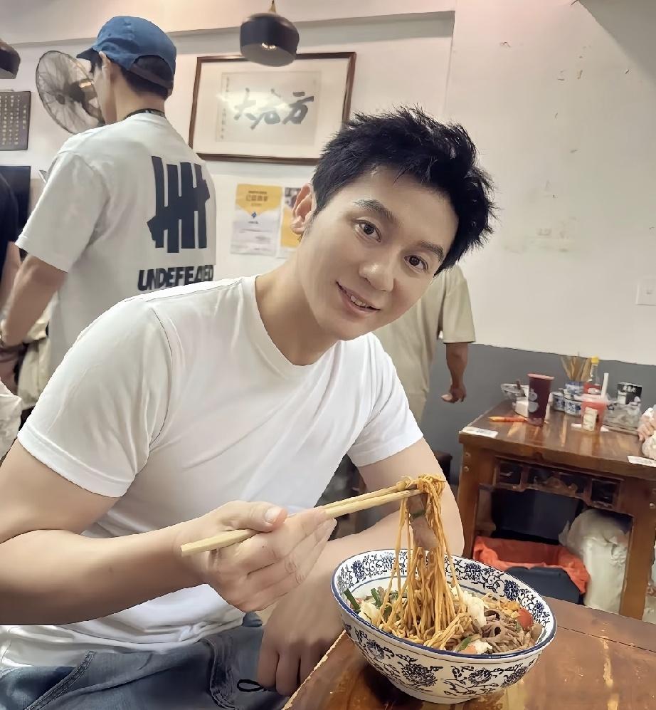 一个人的人品是演不出来的 从一个细节中， 我确实品到了李晨为什么深受大美女青睐。